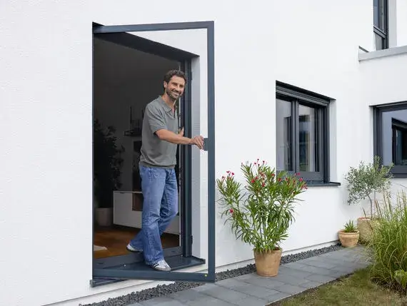 Insktenschutztür-als-Drehrahmen Insektenschutzgitter im Türrahmen – passgenau integrierte Lösung für Balkon- und Terrassentüren