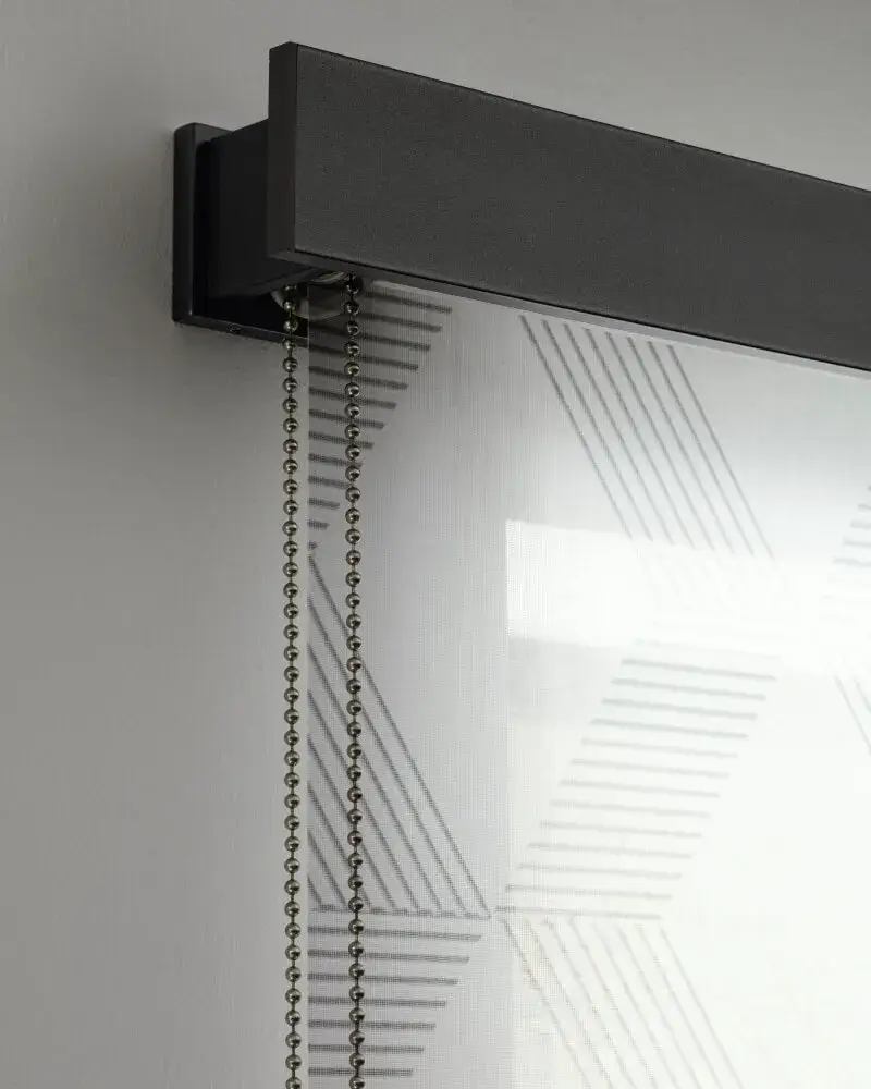 Kettenzug und schwarze Blende Design-Rollo 'Stairway' von JAB Anstoetz mit feinem Rautenmuster – transparenter Sichtschutz von Bielitza Raumausstattung